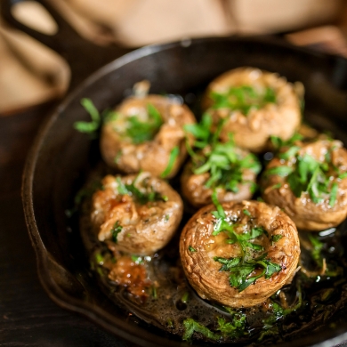 Шампиньоны с чесноком и петрушкой