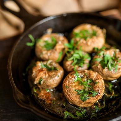 Шампиньоны с чесноком и петрушкой