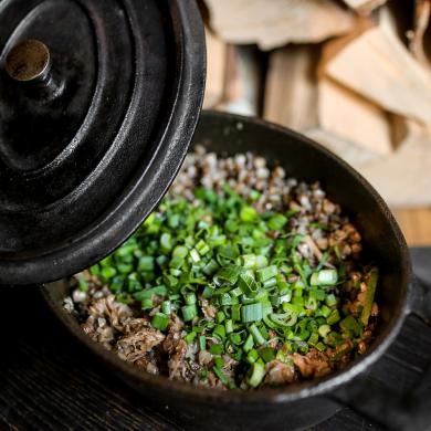Гречневая каша с уткой и зеленым луком