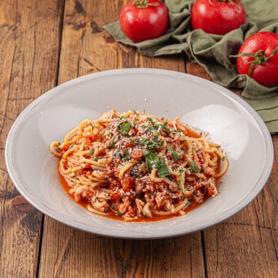Спагетти с камчатским крабом в томатном соусе