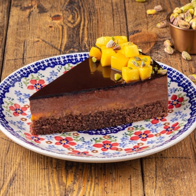 Шоколадный торт с манго и бананом