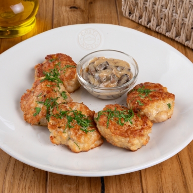 Куриные оладьи с грибным соусом