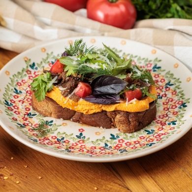 Тост с томлеными говяжьими щечками, хумусом и сыром Скаморца