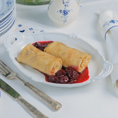 Блины с творогом и пряной вишней