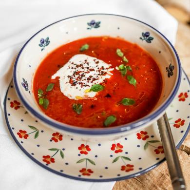 Томатный суп с креветками, Страчателлой и базиликом