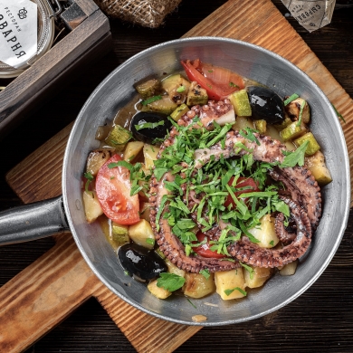 Осьминог с печеными овощами