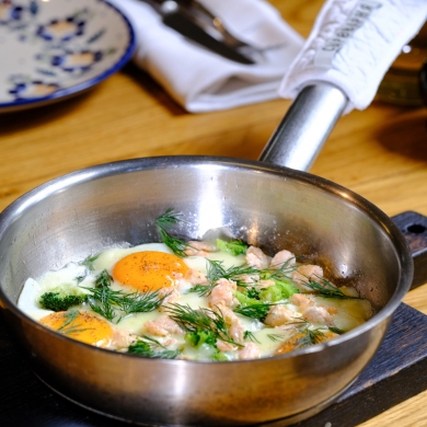 Яичница из трех яиц с лососем и брокколи