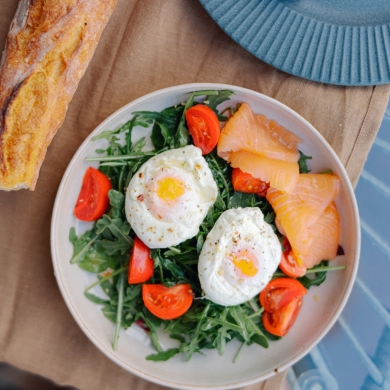 Зеленый завтрак с яйцом пашот и слабосоленым лососем