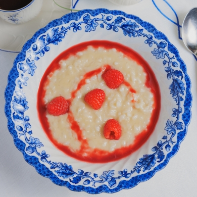 Каша рисовая с малиной на кокосовом молоке