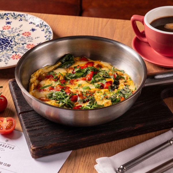 Омлет из трех яиц с Моцареллой, шпинатом и перцем
