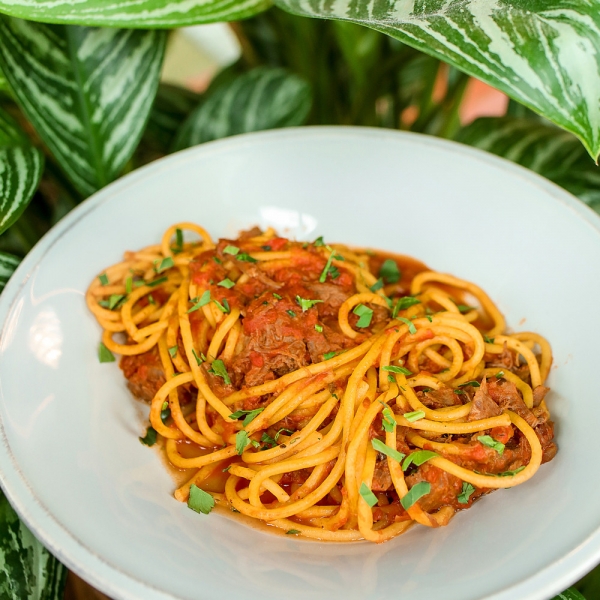 Спагетти с томленым ягненком