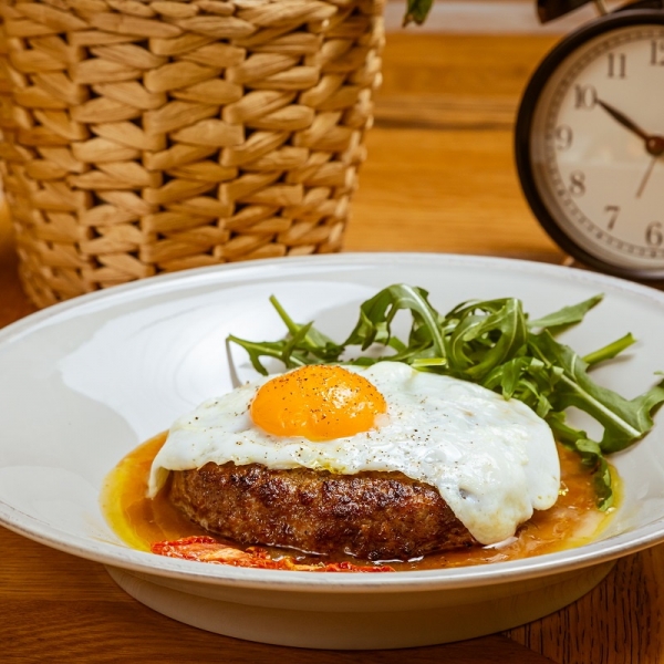 Бифштекс с Качоттой и кетчупом из сливы