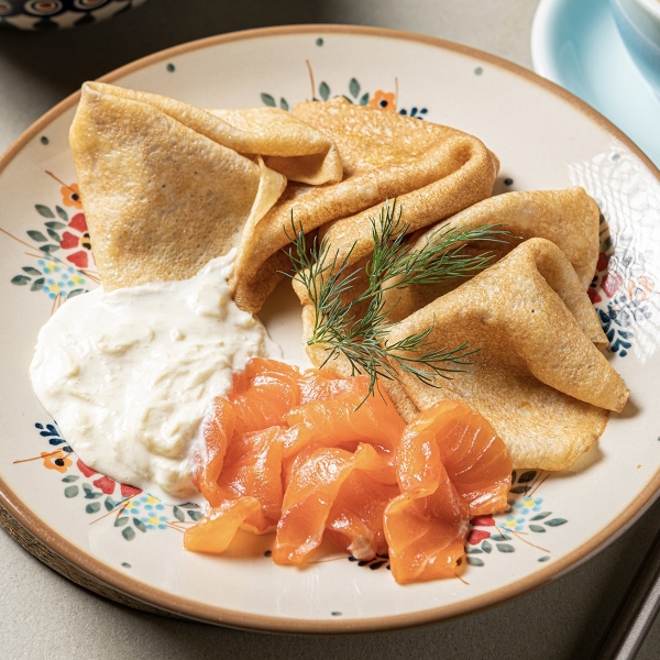 Блины со слабосоленым лососем и Страчателлой