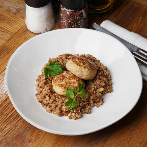 Котлеты из кролика с гречневым ризотто