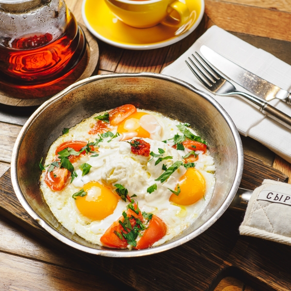 Яичница из трех яиц с томатами и Страчателлой