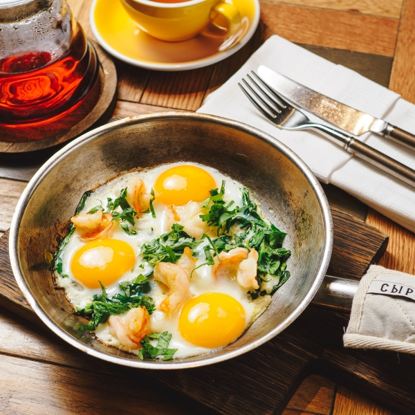 Яичница их трех яиц с креветками и шпинатом