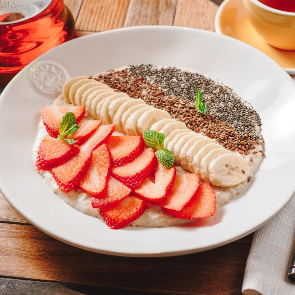 Каша овсяная с фруктами, семенами чиа и льна