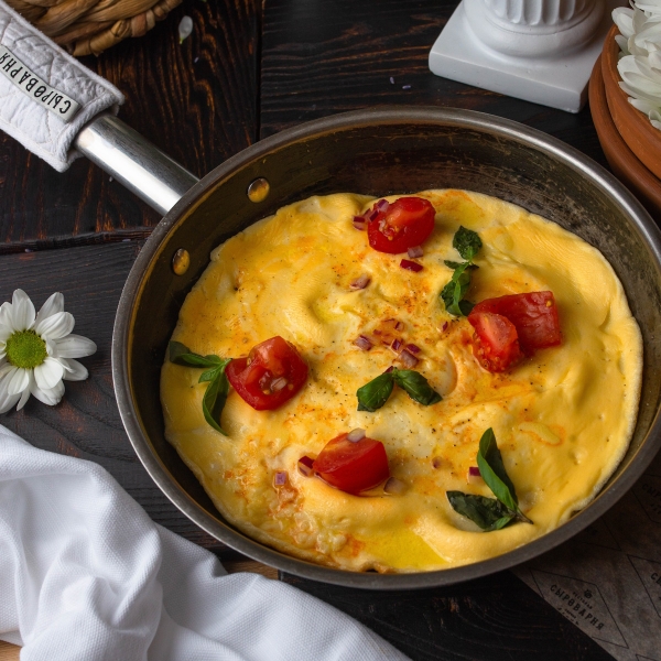 Омлет из трех яиц со Страчателлой и томатами