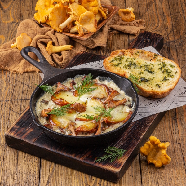 Лисички с копченым сыром Скаморца