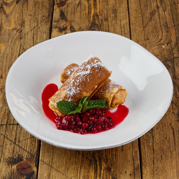 Блины творожные с ягодным соусом