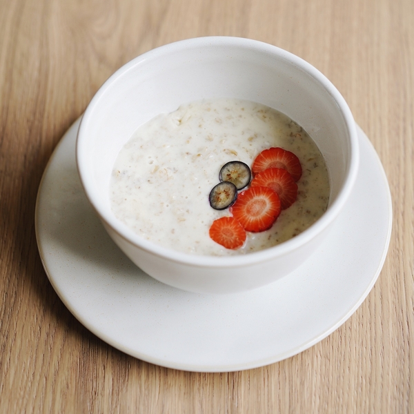 Каша овсяная со свежими ягодами на молоке