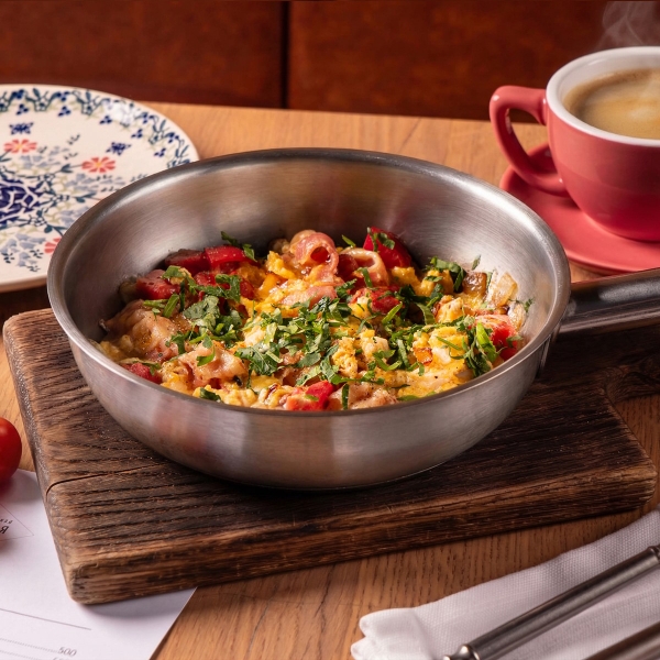 Омлет из трех яиц с беконом, томатами и луком