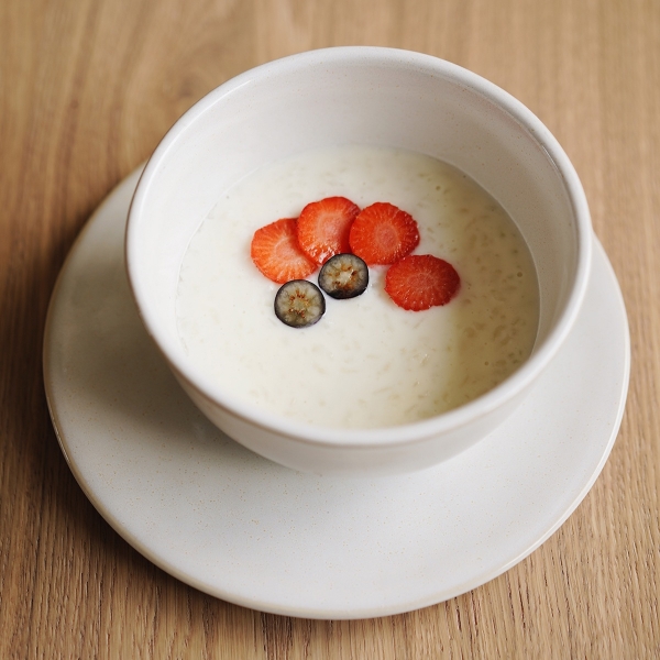 Каша рисовая со свежими ягодами на молоке