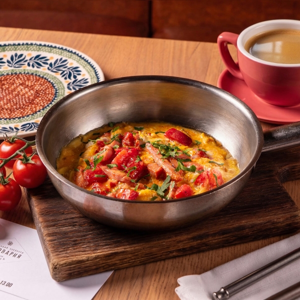 Омлет из трех яиц с тамбовским окороком и томатами