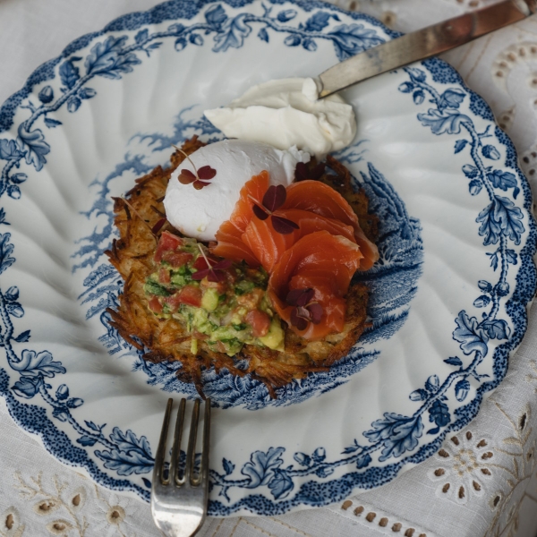 Драник с яйцом и слабосоленым лососем