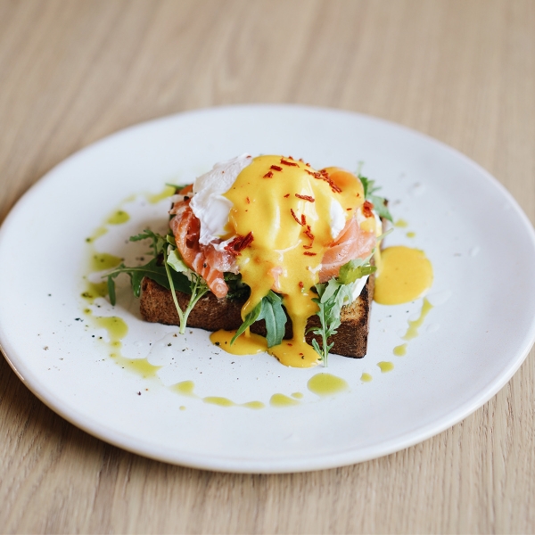 Бриошь со слабосоленым лососем и соусом голландез