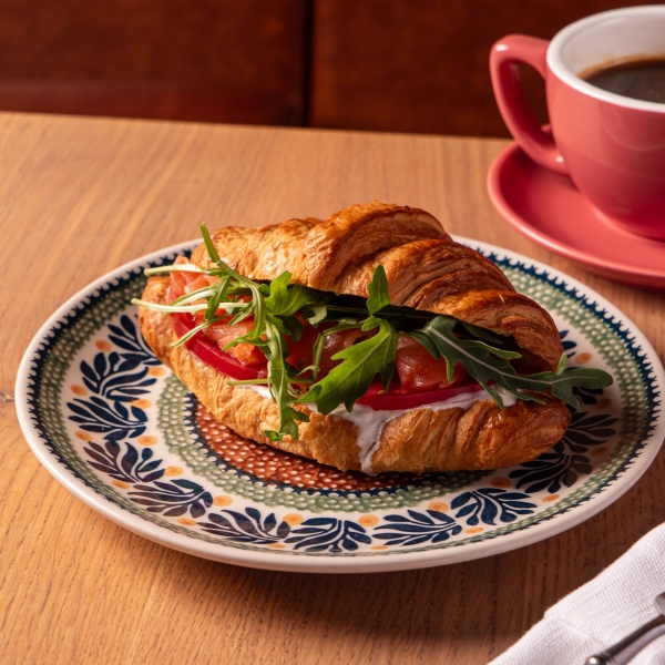 Круассан с лососем и Страчателлой