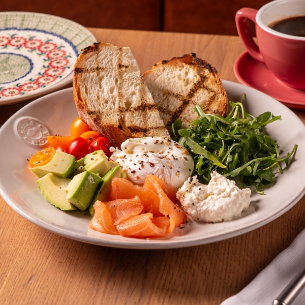 Большой завтрак с лососем и яйцом пашот