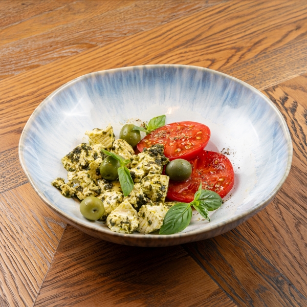 Страккино с песто и томатами