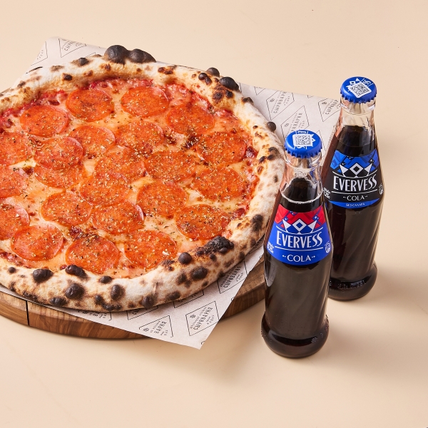 Пицца пепперони с напитками Эвервесс Кола 250 мл и Эвервесс Кола без сахара 250 мл