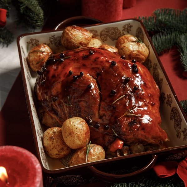 Запеченная нога ягненка с печеным картофелем