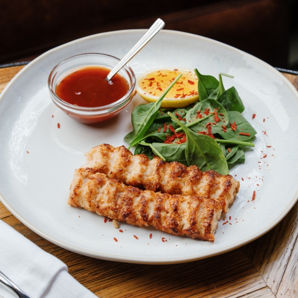 Люля-кебаб из креветок с соусом манго-чили