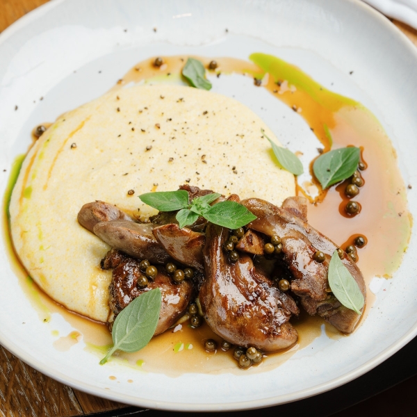 Язычки ягненка с полентой и перечным соусом