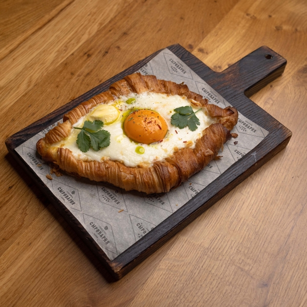 Круассан по-аджарски с яйцом