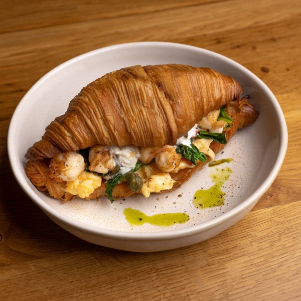 Круассан с креветками и Страчателлой