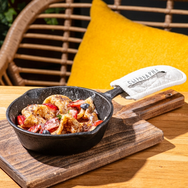 Блины со свежими ягодами и сгущенным молоком