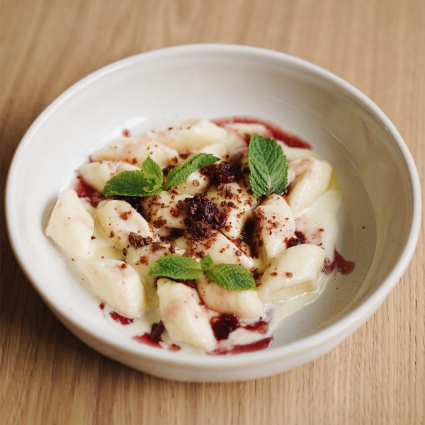 Вареники ленивые с муссом Рикотта-мед и вишневым конфитюром