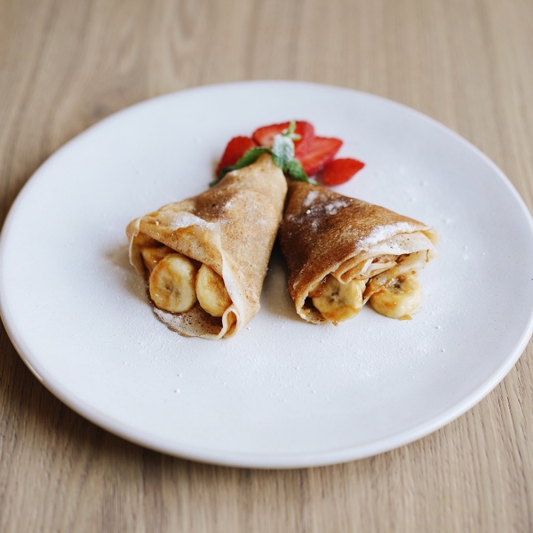 Блинчики с бананом в карамельном соусе и нутеллой