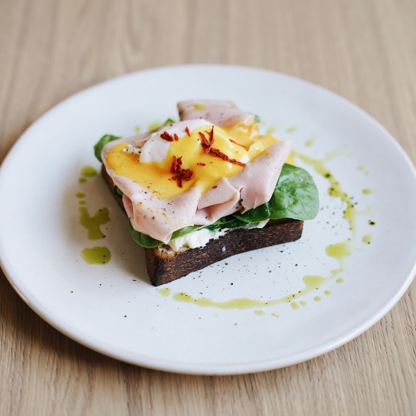 Бриошь с Мортаделлой и яйцом пашот