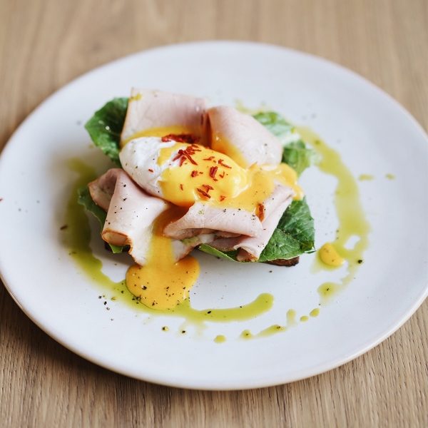 Бриошь с тамбовским окороком и яйцом пашот