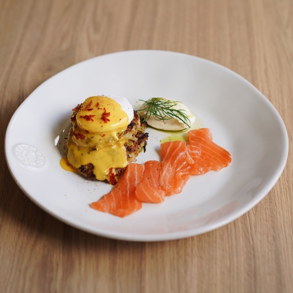 Драники с яйцом, лососем и соусом голландез