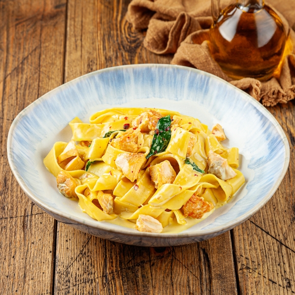 Паппарделле с лососем и шафраном