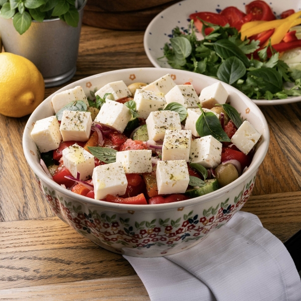 Салат из помидоров и огурцов с брынзой (Греческий)