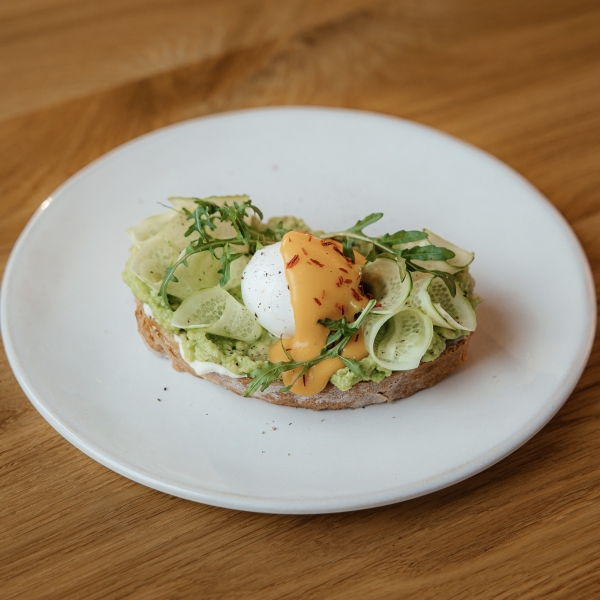 Брускетта с муссом из авокадо и яйцом пашот