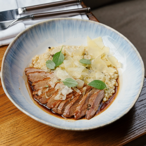 Утиная грудка с птитимом и мандариновым грейви