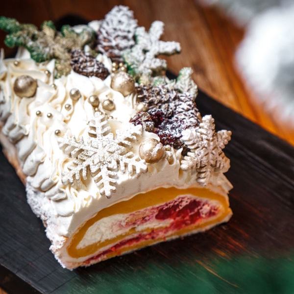 Меренговый торт клубника-манго